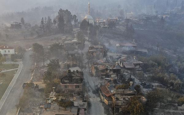 Yangından sonra çekilen fotoğraflar ise felaketin ne kadar büyük çaplı olduğunu gösteriyor. Her yer kül olmuş durumda.