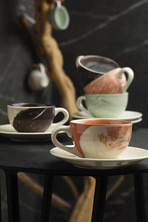 9. Filtre kahvenizi kupa yerine fincanda içmeyi sevenler için ideal bir fincan takımı.