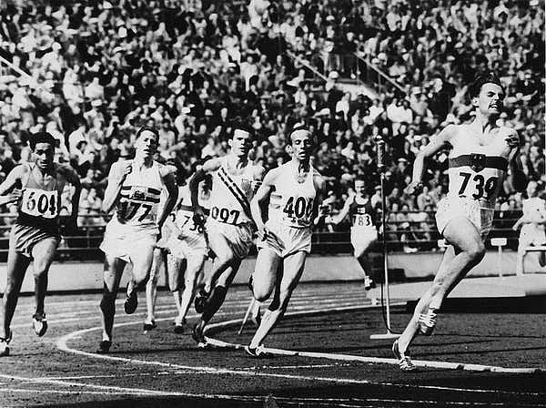13. Lüksemburglu Josy Barthel Helsinki, 1952 Yaz Olimpiyatları'nda rakiplerinden daha güçsüzdü, ancak yine de erkekler 1500 metre yarışında altın madalya kazanabildi.
