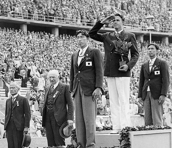 19. Shuhei Nishida ve Sueo Oe, 1936 Olimpiyatları'nda atletizm sırıkla atlama dalında yarışan iki arkadaştı.