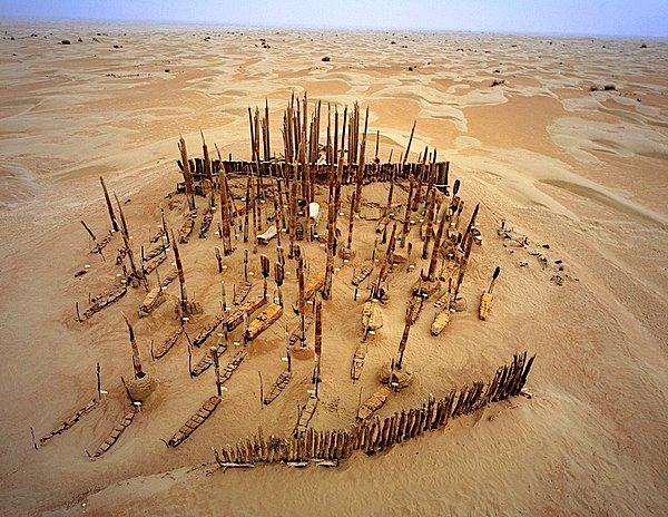 Çinli arkeologlar tarafından Tarim Havzası'nda bulunan bir mezardan tam 200 mumya bulundu.