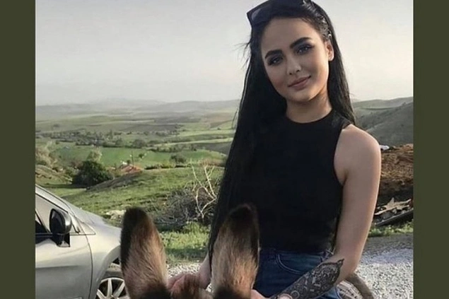 21 yaşındaki Aleyna Çakır, gerçek adıyla Sema Esen, 3 Haziran günü evinde bornoz kuşağı ile kapıya asılmış bir şekilde bulunmuştu fakat önce Aleyna'nın ölümü televizyonlara "intihar" olarak yansımıştı.