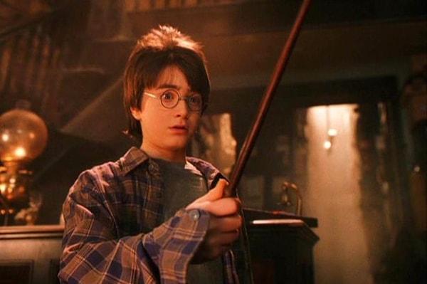 4. Daniel Radcliffe, 'Harry Potter' serisinin çekimleri sırasında 80'in üzerinde asayı baget olarak kullandığı için kırmıştır.