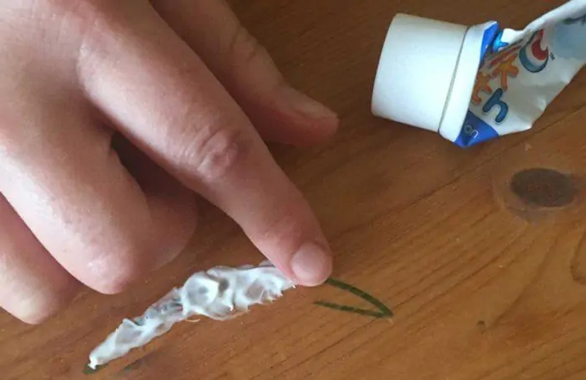 Пятно от чернил на одежде. Пятно от жевательной резинки. Пятна от маркера на одежде. Отстирывается ли карандаш. Чернила от ручки на одежде.