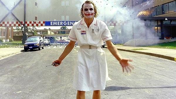 15. Heath Ledger, 'Kara Şövalye' filmindeki hastane sahnesinde patlaması gereken bombalar geciktiği için senaryoya bağlı kalmadan doğaçlama yapmıştır.