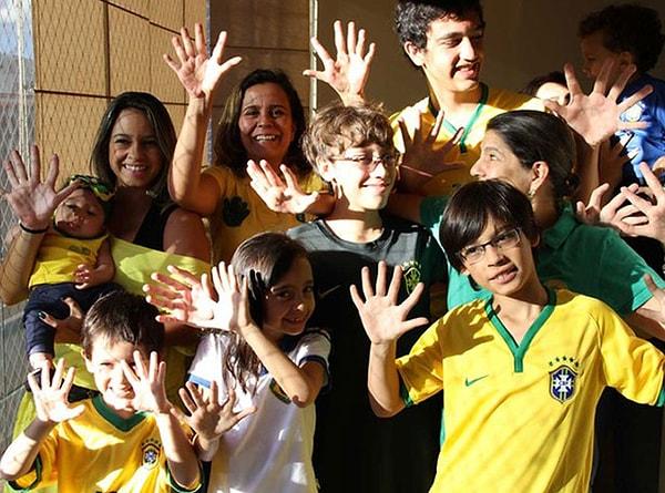 10. Brezilyalı bu ailenin "Polidaktili" adındaki genetik durumdan dolayı 12 adet el ve ayak parmağı var.