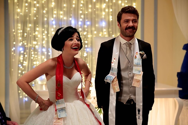 1. "Nikah masasında telefonu çaldı. Arkadaşlarından bir tanesi aradı ve telefonu açtı. Neden boşandığımızı sorduklarında bu hikâyeyi anlatıyorum."