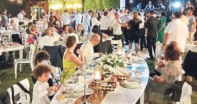 8. "Annemin eski bir arkadaşının düğününe gitmiştim. Gelin, gece boyunca nikah şahitlerinden biriyle dans etti."