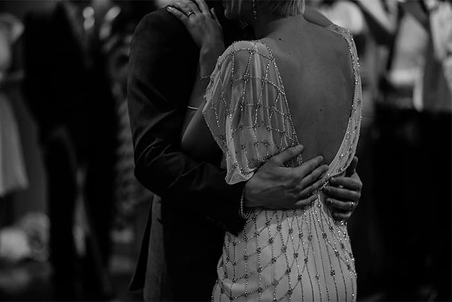 11. "Damadın nikah şahidi bir kadındı. Bunda bir problem yok. Ancak kadın konuşmasını yapınca odadaki herkes gerildi çünkü damada aşık olduğu apaçık ortadaydı."