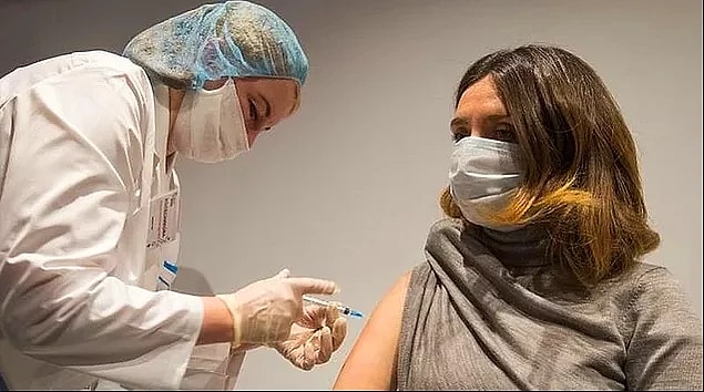 Akıllarda ise aşının ortaya çıkabilecek yeni bir varyant karşısında etkili olup olmayacağı sorusu var.