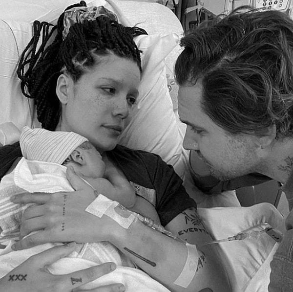 3. Halsey, yeni doğan bebeği Ender Ridley'yi emzirdiği fotoğrafını sosyal medya hesabında paylaştı!