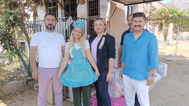 Yeşilovacık Mahallesi'nde ikamet eden Fatma Tan’ın gözyaşları içerisinde yardım talebini duyan Tüm Restaurantlar ve Turizmciler Derneği (TÜRES) Adana Şubesi ve Adanalı Kadınlar Topluluğu bir minibüs çeyiz getirerek Fatma Tan’ın yüzünü güldürdü.