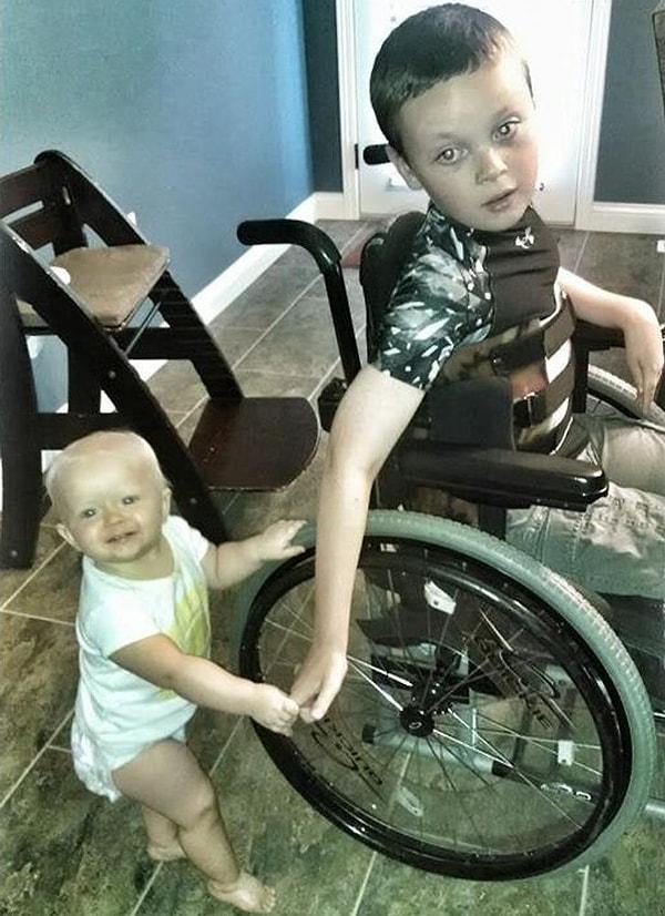 1. "Oğlum tekerlekli sandalyesinden küçük kardeşine yürümeyi öğretiyor."