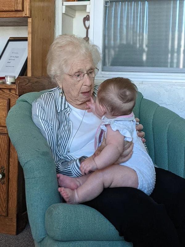 6. "96 yaşındaki ninem 6 aylık kızımla bugün ilk kez tanıştı."