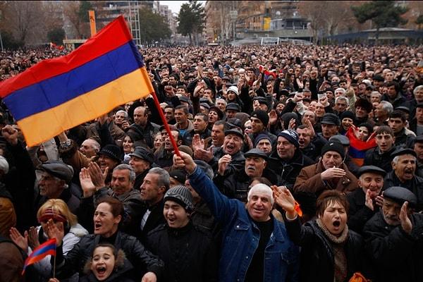8. Ermenistan sınırı dışında yaşayan Ermeniler'in sayısı ülkede yaşayanlardan kat ve kat fazladır.