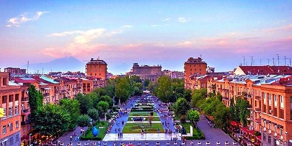 11. Başkent Erivan'daki evde kullanılan taşın renginden dolayı burası pembe şehir olarak bilinir.