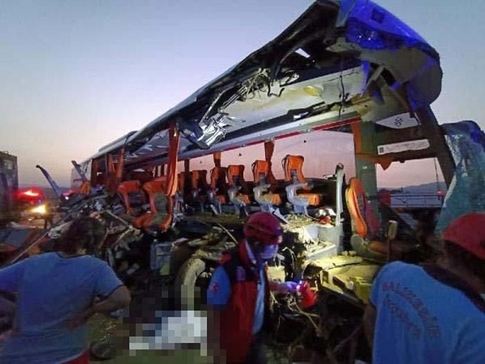 Otobüs Kamyona Çarptı: 9 Kişi Öldü, 30 Kişi Yaralandı