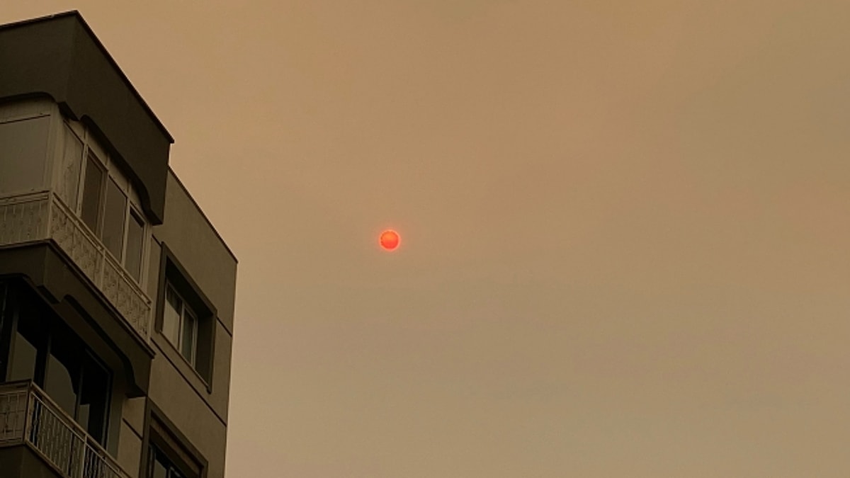izmir gune kirmizi gunesle uyandi iste gokyuzunun renginin nedeni