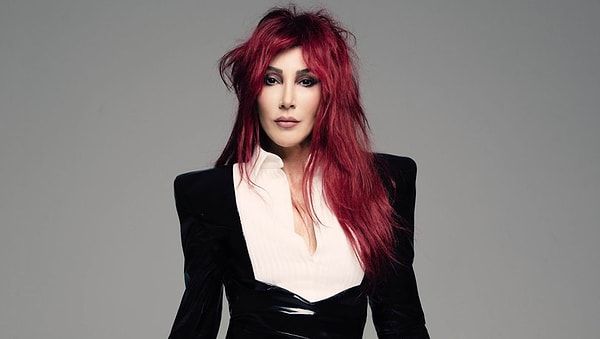 Hande Yener, orta halli bir ailede büyümüş. Annesi ev hanımı, babası ise eski futbolcuymuş.