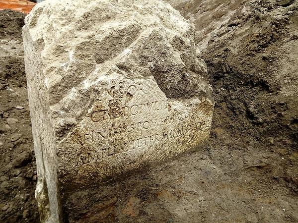 Sivri uçlu kaide anlamına gelen 'cippus' adı verilen 1,80 metrelik taş, traverten olarak da bilinen ince kireçtaşından yapılmış.