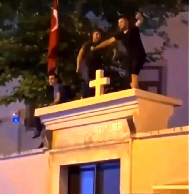5. İstanbul, Kadıköy'de Surp Takavor Kilisesi'nin üzerine çıkıp dans edilmesi.