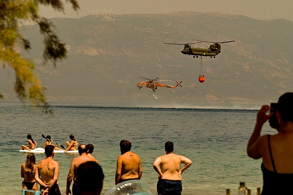 3. Lampiri'nin yakınından su alan yangın helikopterleri.