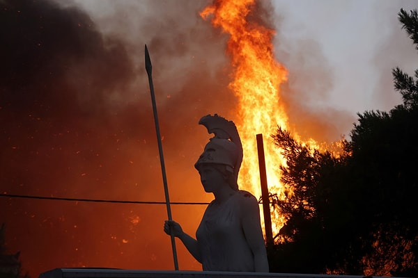 7. Yangınların önünden, Atina'daki bir tanrıça heykeli...