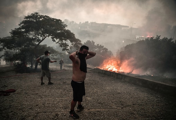 12. Aharnes'in yakınlarında bulunan Tatoi ormanında çıkan yangını yerel halk söndürmeye çalışırken;
