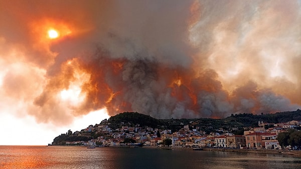 14. Evia adasında çıkan yangın gökyüzünü kırmızıya bürüyerek, ortaya korkunç bir görüntü çıkartmış.