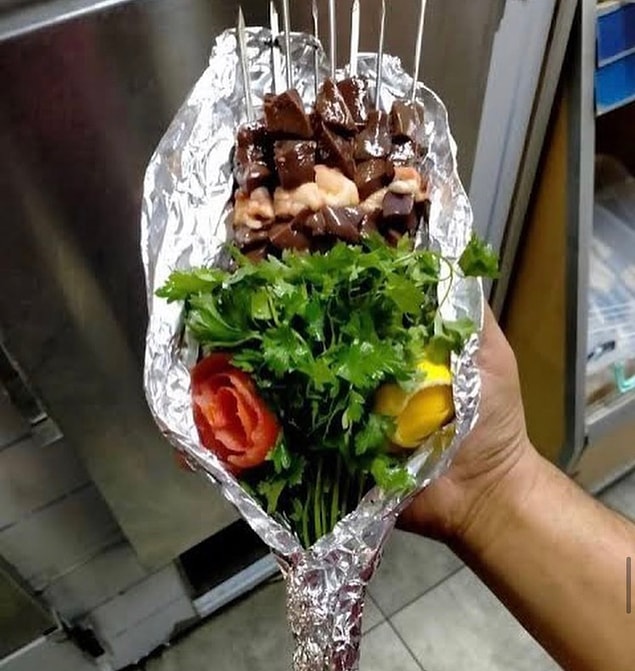 14. Geleneksel sevgiliye hediye edilen buket: