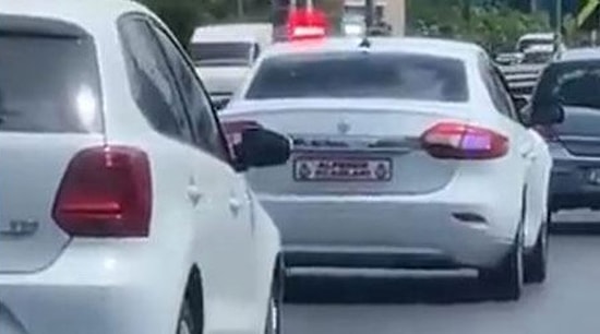 Yasak Ama: Plaka Yerine 'Alperen Ocakları' Yazan Çakarlı Araç Trafiktekileri Taciz Etti