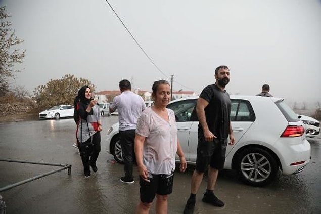 Gönüllüler, bölgedeki yaşlıları fırtınadan güvenli noktalara taşıdı.