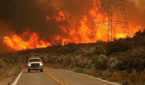 10. Batı Amerika'da meydana gelen orman yangınlar 41 bin kilometrekarelik bir alanı etkiledi, bazı eyaletlerde turuncu gökyüzünün görülmesine neden oldu.