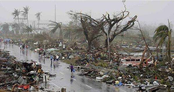 11. 2020'nin Kasım ayında hızı saatte 265 kilometreyi bulan tayfun, Filipinler'de 1 milyon kişi evlerini terk etmek zorunda bıraktı.