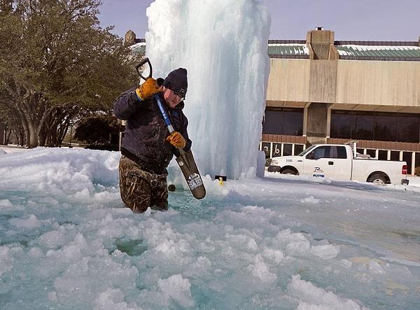 13. Teksas eyaletinde yaşanan sıcaklık düşüşü su borularının donmasına ve elektriklerin kesilmesine neden oldu.