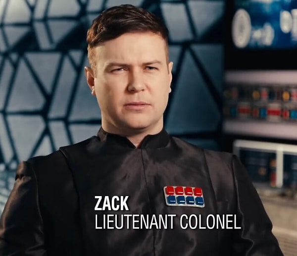 11. Вещица, которая на груди у этого героя - это упаковка жевательной резинки