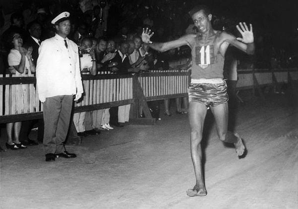1. 1960'da Erkekler Maratonu'nda birinci olan sporcunun ayağında ayakkabı bile yoktu.