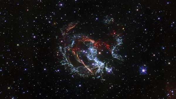 Şu anda Dünya'dan yaklaşık 2 bin ışıkyılı uzakta bulunan sıradışı gök cismi, aslında beyaz cüce adı verilen yoğun bir yıldızın cesedinin parçası.