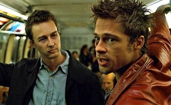 Bilmeyenler için yazalım; film, Ed Norton’un yani isimsiz bir anlatıcının ve onun çılgın yardımcısı Tyler Durden'ın (Brad Pitt) giderek kontrolden çıkan bir yeraltı dövüş kulübü kurmasını ve Tyler'ın kapitalizmi devirmeye çalışmasının hikayesini konu alıyor.