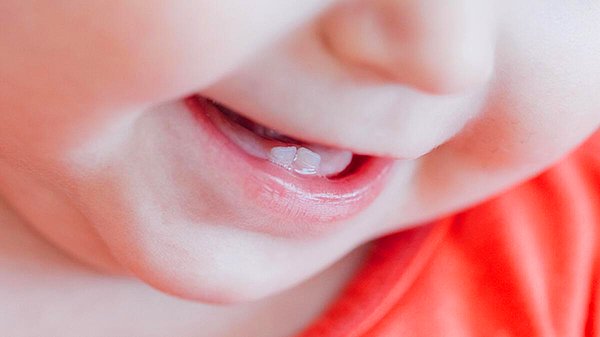 Diş Çıkarma Sürecinde Bebekler Nasıl Beslenmeli?