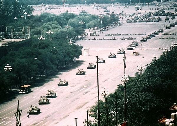 13. 1989'daki Tiananmen Meydanı Katliamı'nın olduğu günden kalan bu fotoğraf.