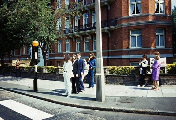 14. The Beatles, Abbey Road albümünün kapak fotoğrafı için sıraya giriyor.