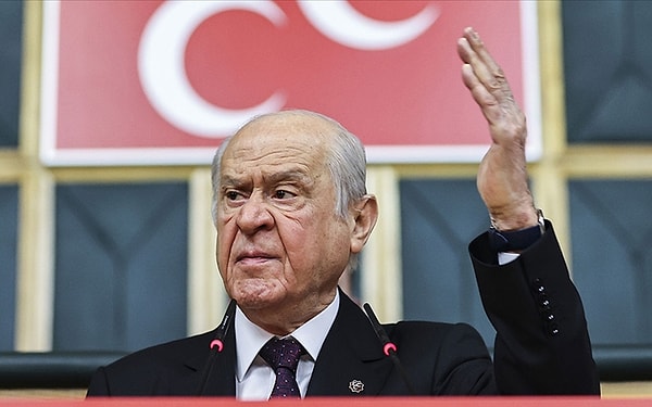 Tabii daha önce üniversite sınavlarının kaldırılmasını talep eden MHP lideri Devlet Bahçeli, bunları görmüş olacak ki kendince bir çözüm üretmiş.