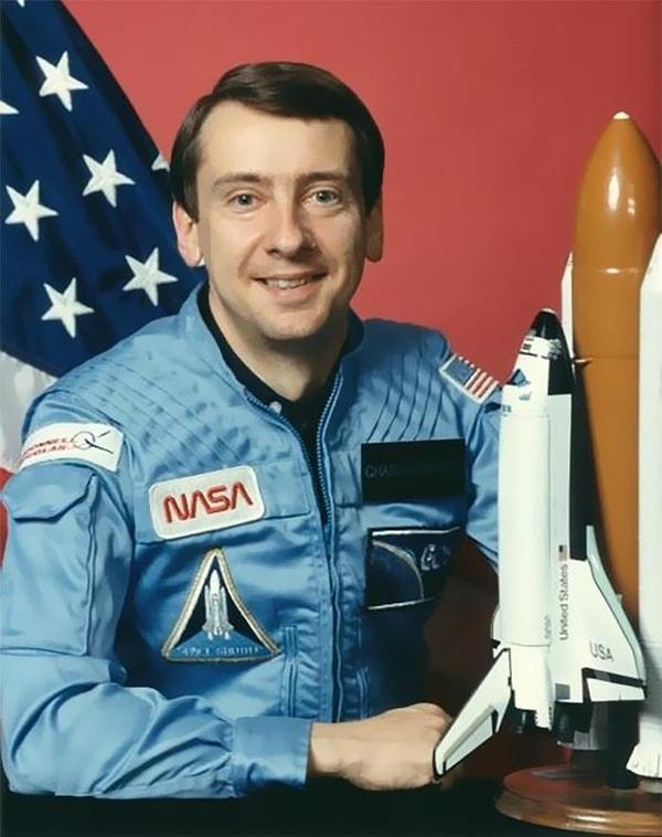 10. Charlie Walker, uzaya uçan ilk hükümet dışı bireydir. 1978 yılında NASA astronotluk başvurusunu vasıfsız olduğu gerekçesiyle reddedince Walker, bir cihaz geliştirdi.