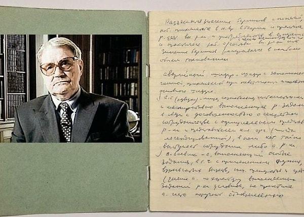 26. KGB'de arşiv görevlisi olarak çalışan Vasili Mitrokhin, 1992 yılında para ve sığınma karşılığında el yazısıyla tuttuğu notları İngiliz Hükümeti'ne sattı.