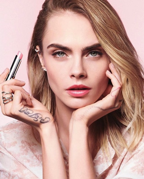 Cinsel Organını Satışa Çıkartarak Sansasyon Yaratan Model Cara Delevingne Çırılçıplak Fotoğrafını Paylaştı!