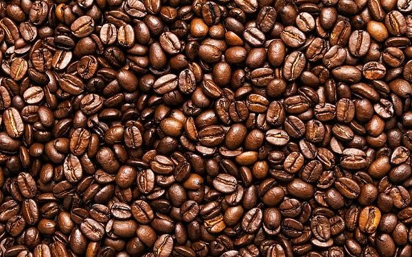 4. Kahve çekirdeği, sadece benzerliklerinden dolayı 'kahve çekirdeği' olarak adlandırılmış, aslına bakarsanız o bir meyve.