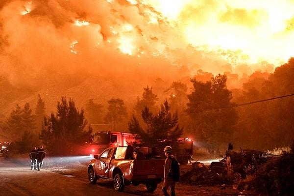 Yunanistan'da Atina ve Evia (Eğriboz), Mora Yarımadası 7 gündür orman yangınlarıyla boğuşuyor.