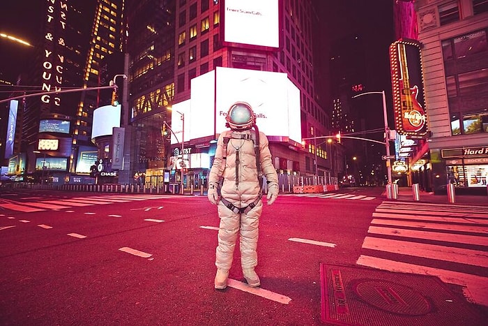 20 необычных фотографий персонажа-космонавта, позирующего в футуристических и антиутопических городах