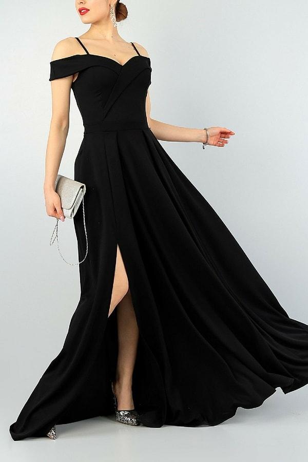 4. Siyah askılı, omuz detaylı bu elbise de, siyahtan vazgeçemeyenler için gelsin...